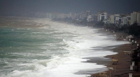 Antalya'da kuvvetli ya etkisini srdryor