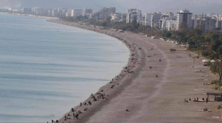 Antalya'da sahiller yaz günlerini aratmadı