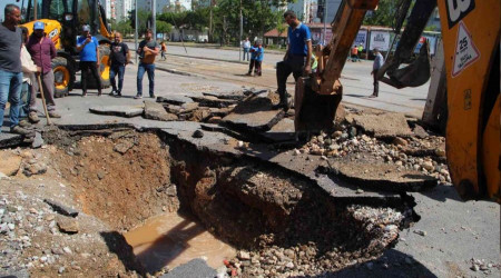 Antalya'da su borusu patlad, yol kt