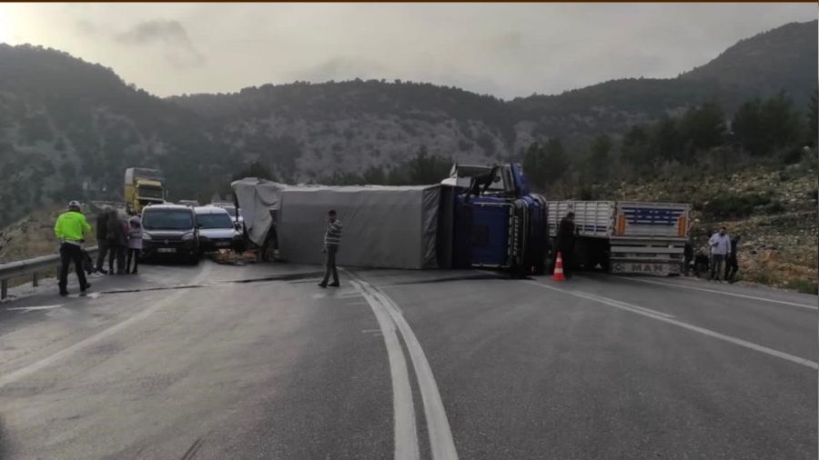 Antalya'da zincirleme trafik kazas�: 2 yaral�