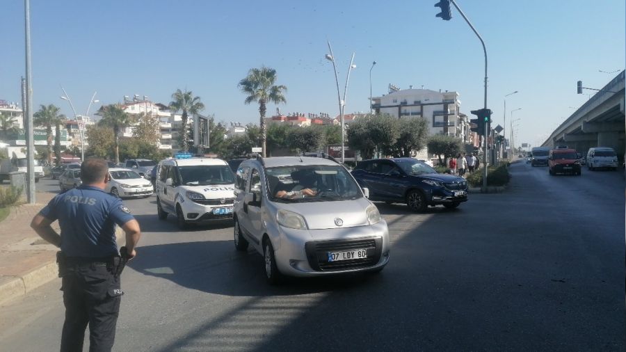 Aracn yolun ortasna brakp gitti
