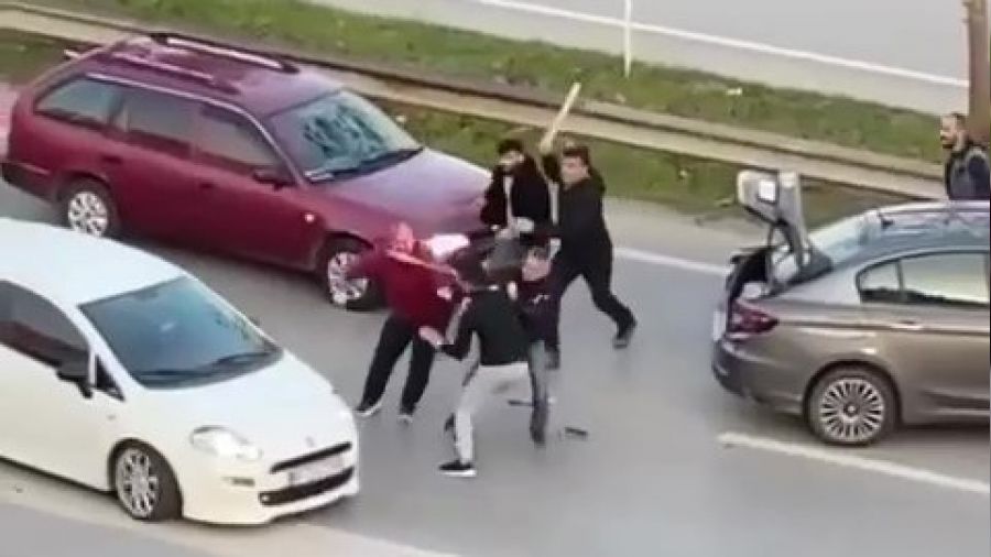 Araçları durdurup sopalarla birbirlerine saldırdılar