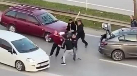 Araçları durdurup sopalarla birbirlerine saldırdılar