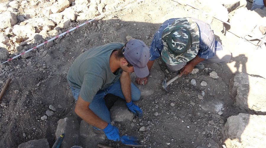 Aratos'un ant mezar ar bir soygun geirmi