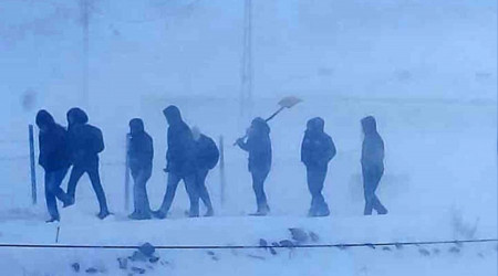 Ardahan'da tipi nedeniyle yolda mahsur kalan öğrenciler kurtarıldı