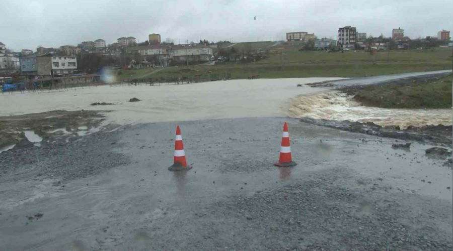 Arnavutköy'de dere taştı, yol kullanılamaz hale geldi