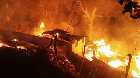 Artvin'de çıkan yangında 3 ev yandı