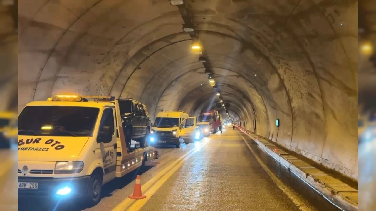 Artvin'de tünel girişinde heyelan: Yol trafiğe kapandı