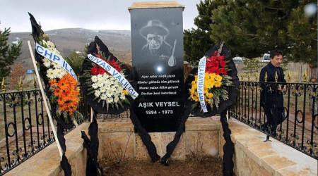 Ak Veysel vefatnn 50'inci yl dnmnde mezar banda anld