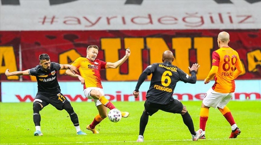Aslan 10 kişi kalan rakibini yenemedi