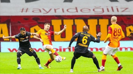 Aslan 10 kişi kalan rakibini yenemedi