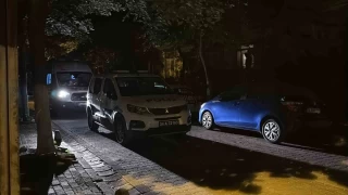 Avcılar'da bir adam evinin önünde alkol içen 2 kişiyi vurdu