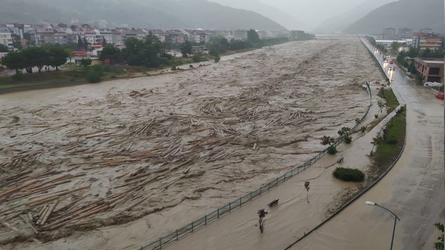 Ayancık'ta sel teyakkuzu: 3 köy boşaltıldı