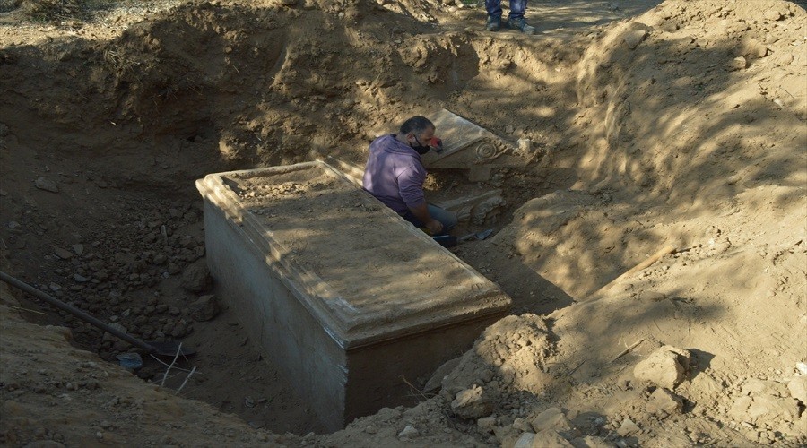 Ayd�n'�n Karacasu'da 2 bin 500 y�ll�k iki lahit bulundu