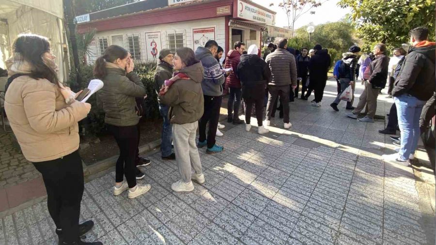 Ayd�nl�lar depremzedeler i�in kan ba���� s�ras�na girdi