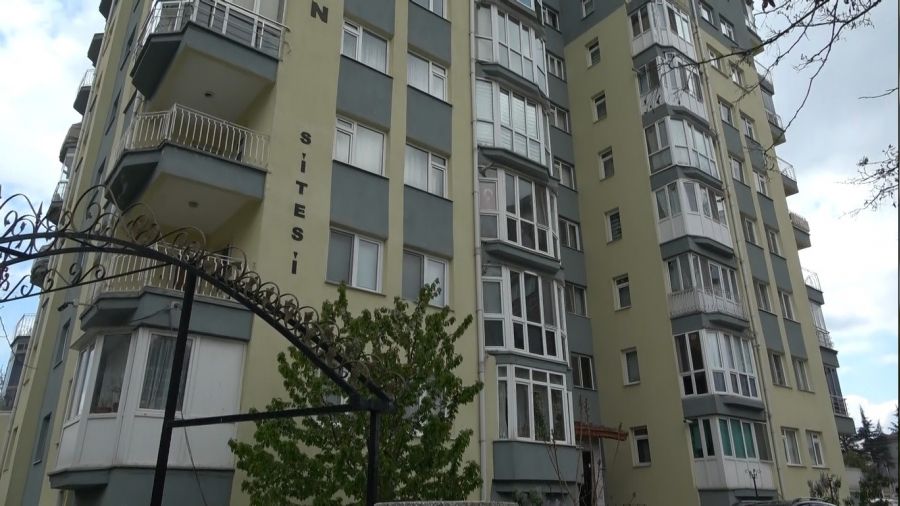 Aynı aileden 3 kişi evde baygın halde bulundu