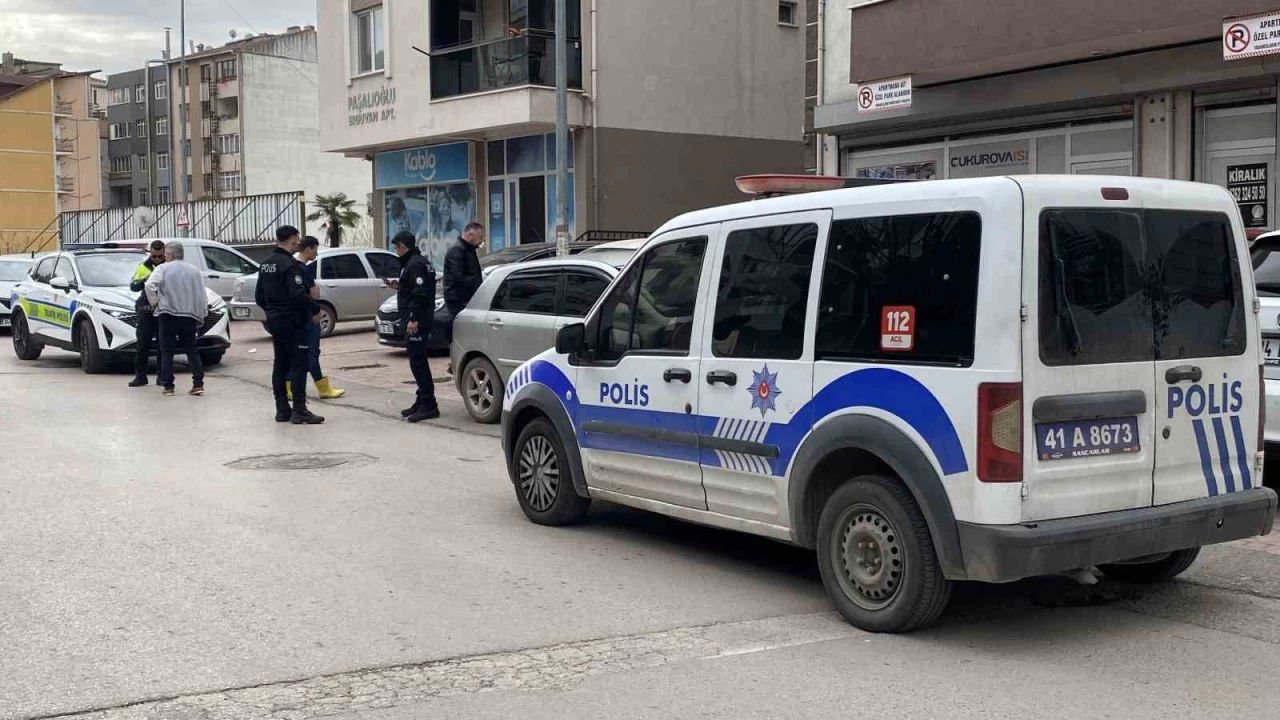 Az kals�n freni tutmayan otomobilin alt�nda kal�yordu