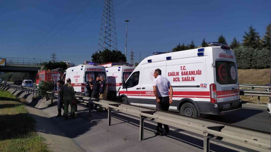 Bahçelievler'de otomobil şerit değiştirdiği esnada kaza yaptı: 3 yaralı