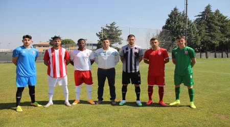 Balkesirspor'un yeni formalarndaki zarafete bakar msnz