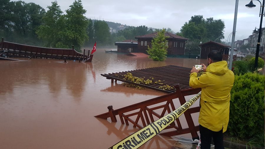 Bartn'da rmak tat ehir merkezi sular altnda kald