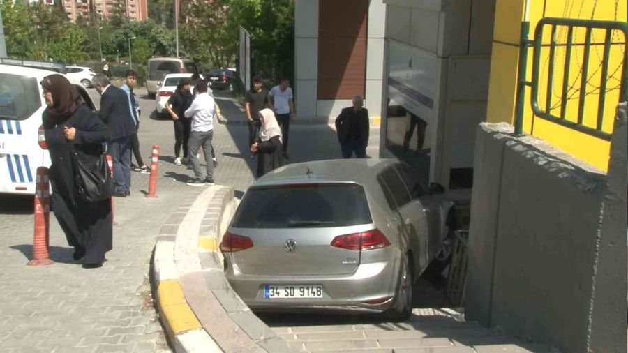 Başakşehir'de otomobil site girişine uçtu