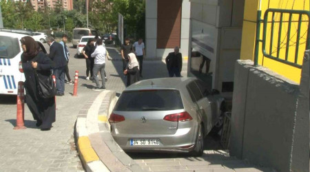 Başakşehir'de otomobil site girişine uçtu