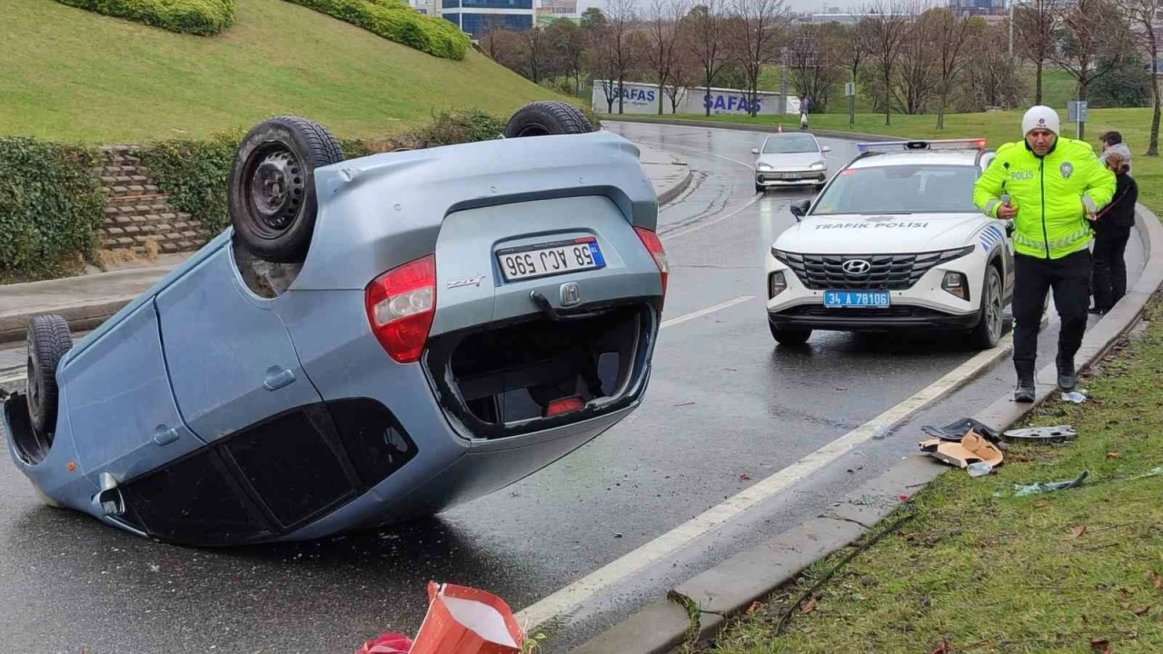 Başakşehir'de ters dönen otomobildeki 3 kişi kurtuldu