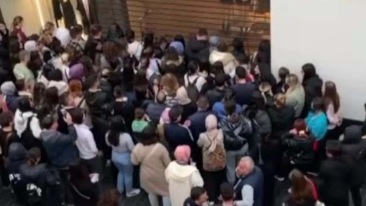 Bayrampaşa'da bir alışveriş merkezinde 'Efsane Kasım' yoğunluğu