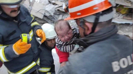 Bebek enkaz altndan byle kurtarld