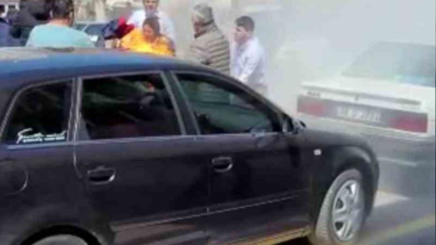 Belediye �n�nde kendini ate�e verdi: 6 Yaral�