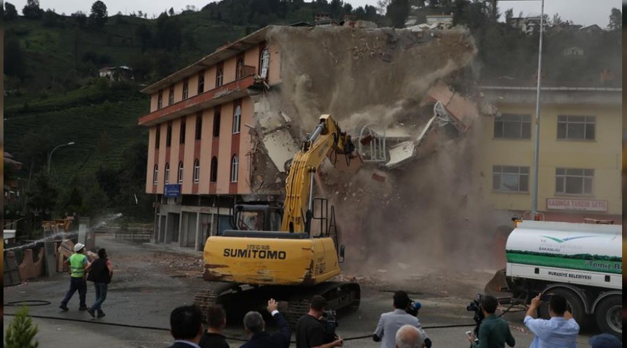 Belediyeye ait bina y�k�ld�