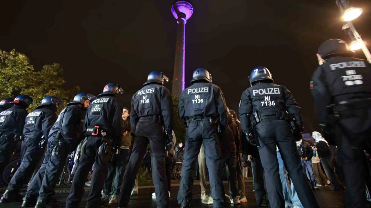 Berlin'de Filistin'e destek gösterisinde polisten sert müdahale