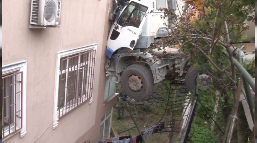 Be�ikta�'ta beton mikseri 6 katl� binaya �arpt�