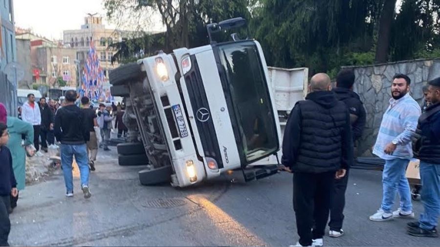 Beyoğlu'nda kamyon aşırı yük nedeniyle yan yattı