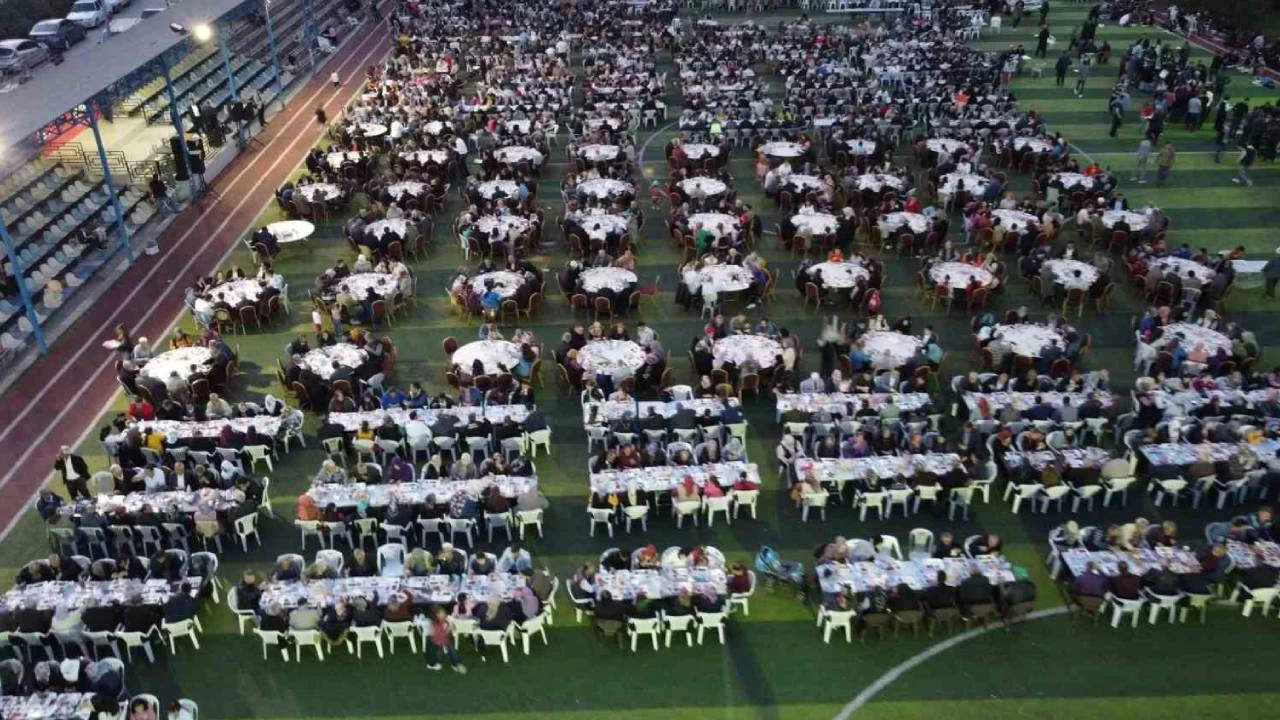 Binlerce Fekeli Devlet Baheli Stadyumu'nda iftar at