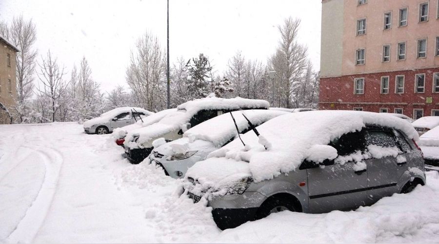 Bitlis'te 76 köy yolu kapandı, okullar tatil edildi