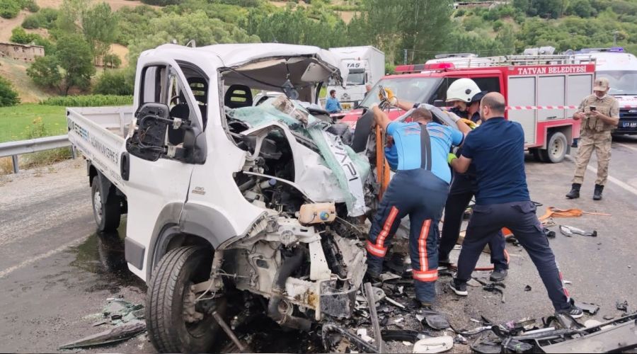 Bitlis'te feci kaza: 2 ölü, 3 yaralı