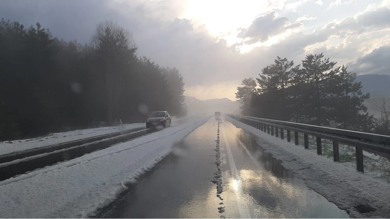Bolu'da dolu etkili oldu, yollar beyaza brnd