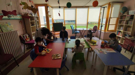 Bu sınıfta çocuklar ellerinde serumlarla eğitim görüyor