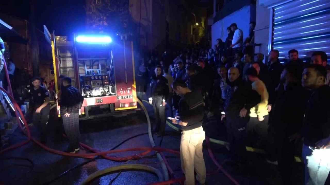 Bursa'da alevler geceyi aydınlattı: 2 katlı evde çıkan yangın, bitişiğindeki 2 eve daha sıçradı