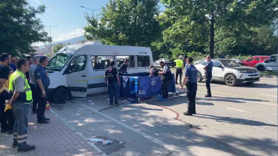 Bursa'da ii servisi ile otomobil arpt: 1 l, 9 yaral