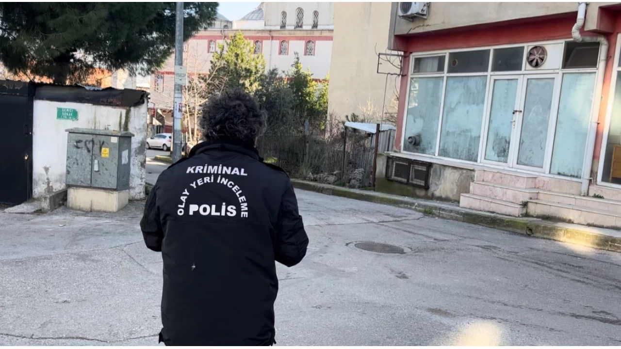 Bursa'da karde�iyle y�r�yen kad�na ate� a��ld�: 2 yaral�