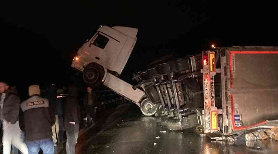 Bursa'da t�r kazas� nedeniyle Yalova-Bursa yolu ula��ma kapand�