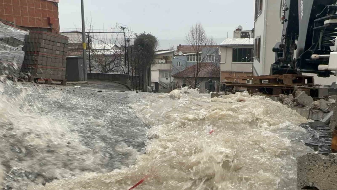 Bursa'da yollar dereye d�nd�, evleri su bast�