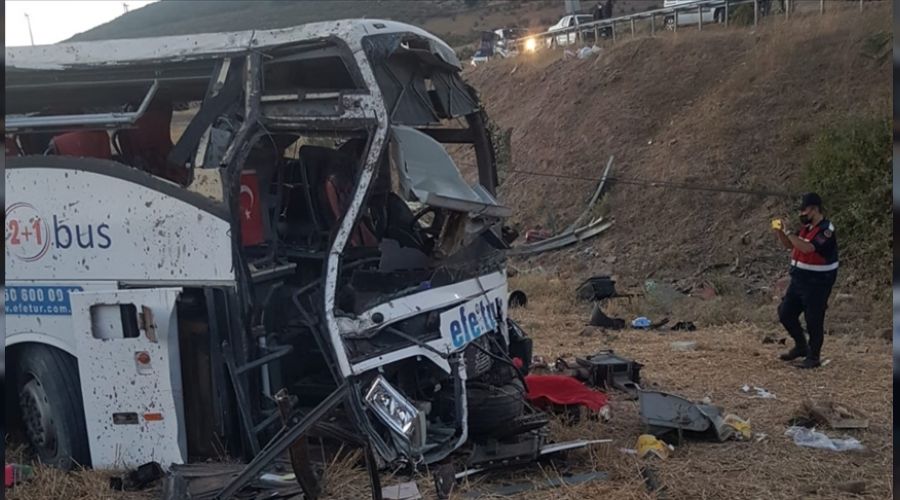 Yolcu otobüsü devrildi: 15 kişi öldü, 17 kişi yaralandı