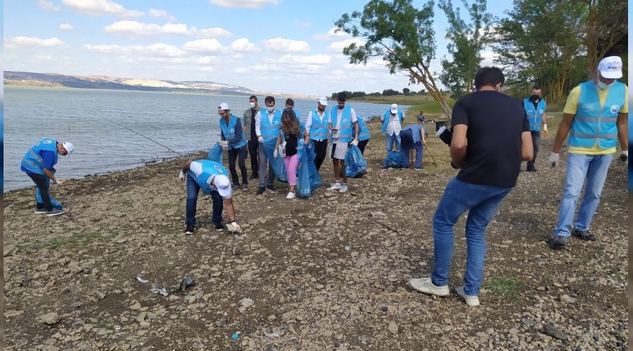 B�y�k�ekmece G�l� �evresindeki kirlilik isyan ettirdi