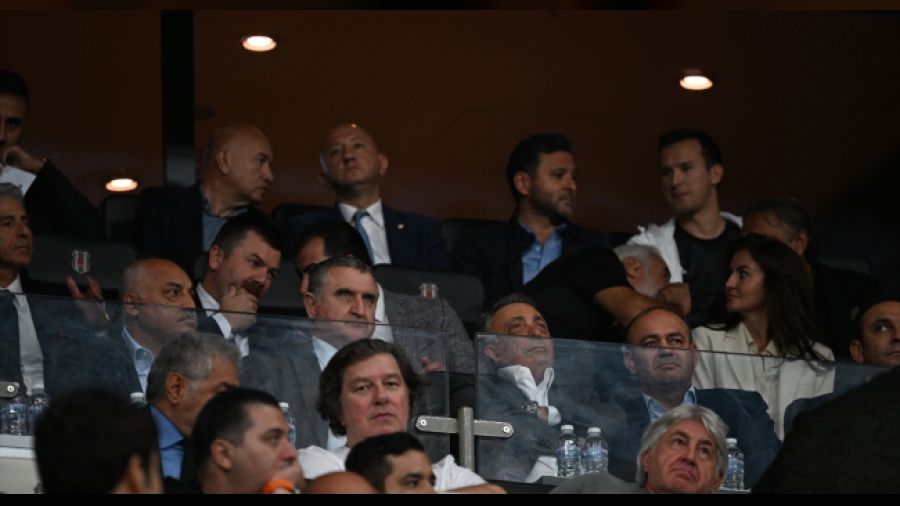 Büyükekşi Beşiktaş stadını terk etti