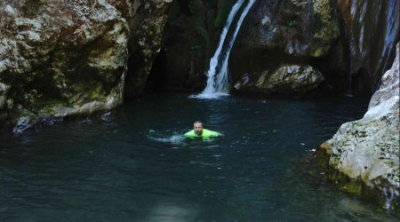 Buz gibi suda yüzdü