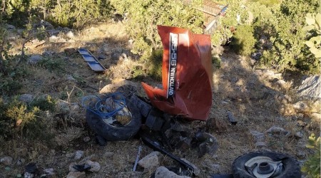Çalışır halde park edilen traktör uçuruma yuvarlandı