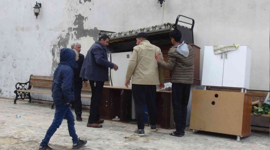Cami avlusuna ev eşyası bıraktılar